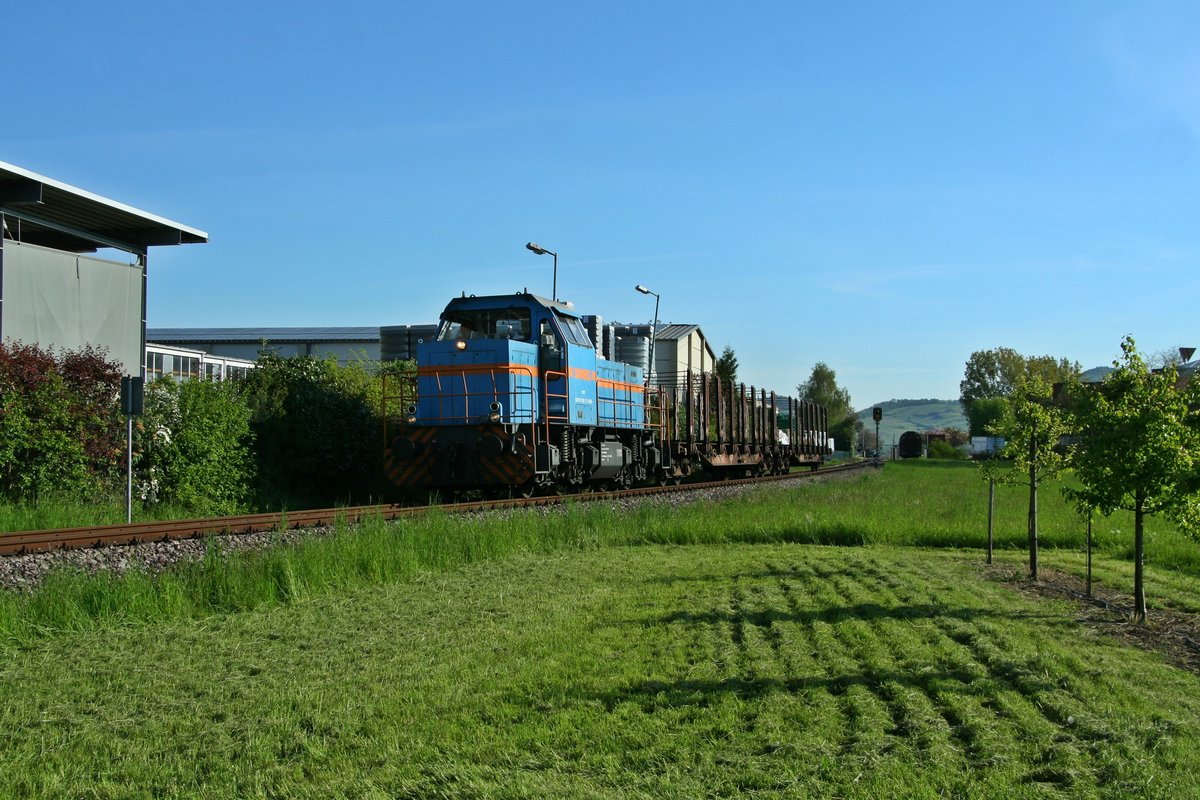 Die 575 002-7 alias V102 war am Morgen des 06.05.16 mit der Übergabe (EZ) 55830 von Freiburg (Breisgau) Gbf nach Breisach unterwegs. Nachdem in Breisach der Anschluss des ortsansässigen Winzerkellers bedient wurde, fuhr die 1985 gebaute Lok mit ihren zwei Holzwagen in den Bahnhof ein.