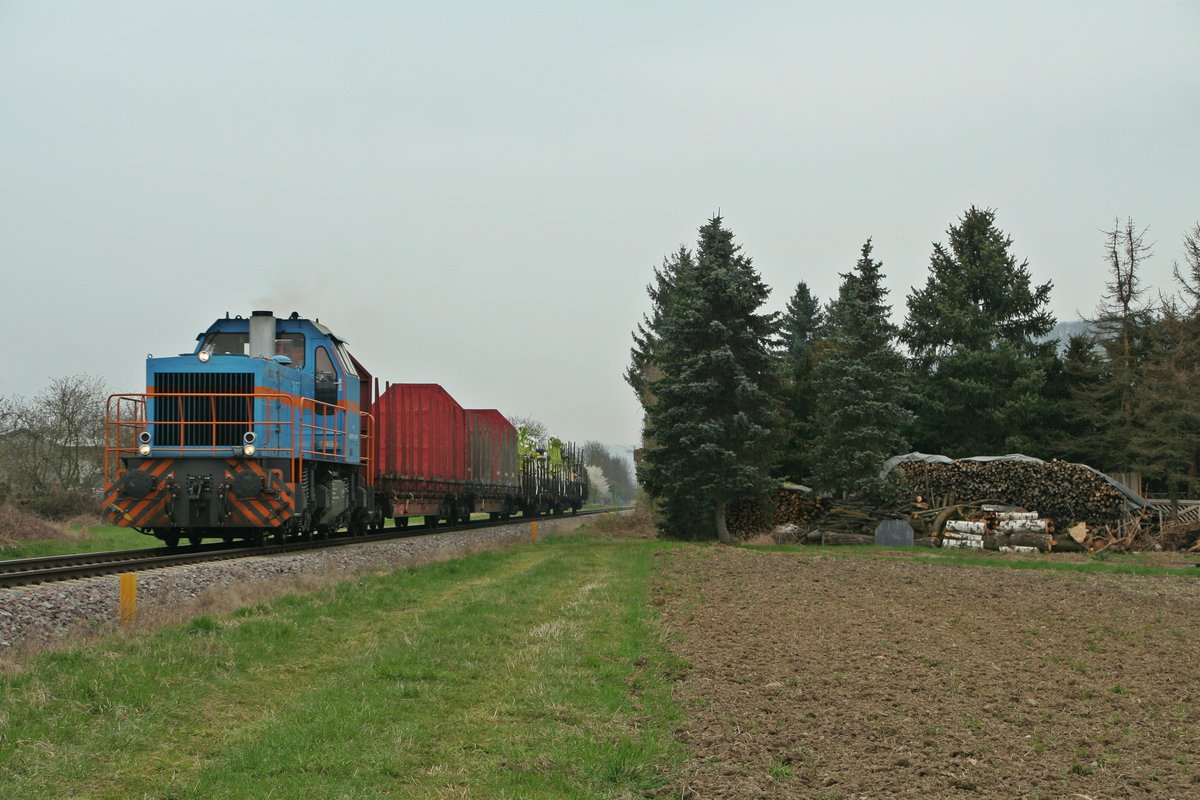 Die 575 002-7 (SWEG V102) mit dem EK 55830 auf dem Weg von Freiburg Hbf über Gottenheim, Riegel Ort und Endingen nach Breiach konnte am 24.03.17 in Achkarren aufgenommen werden.