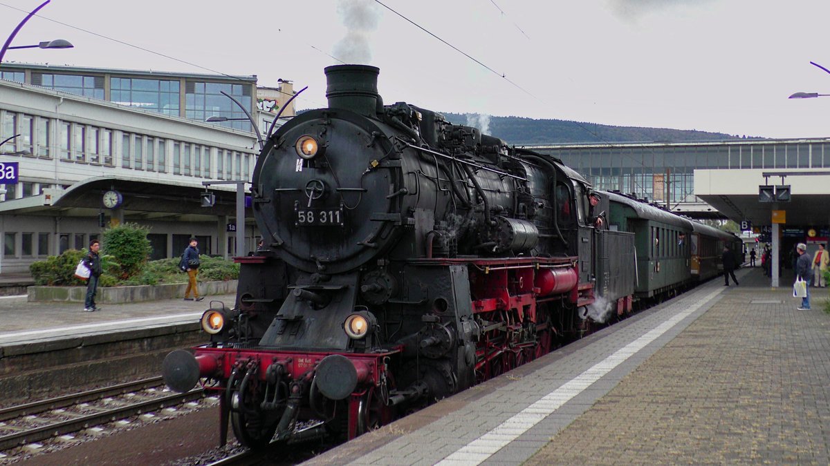 Die 58 311 war am 09.10.2016 mit einem Sonderzug im zwischen Heidelberg und Bruchsal unterwegs. Hier ist der Dampfsonderzug kurz vor der Abfahrt in Heidelberg Hbf zu sehen.
