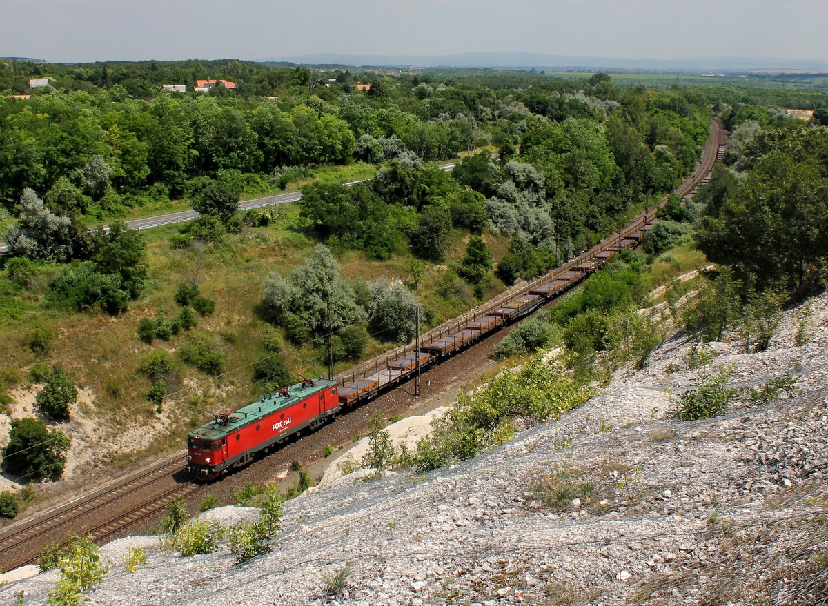 Die 600 003 mit einem Stahlzug am 02.07.2016 unterwegs bei Szár.