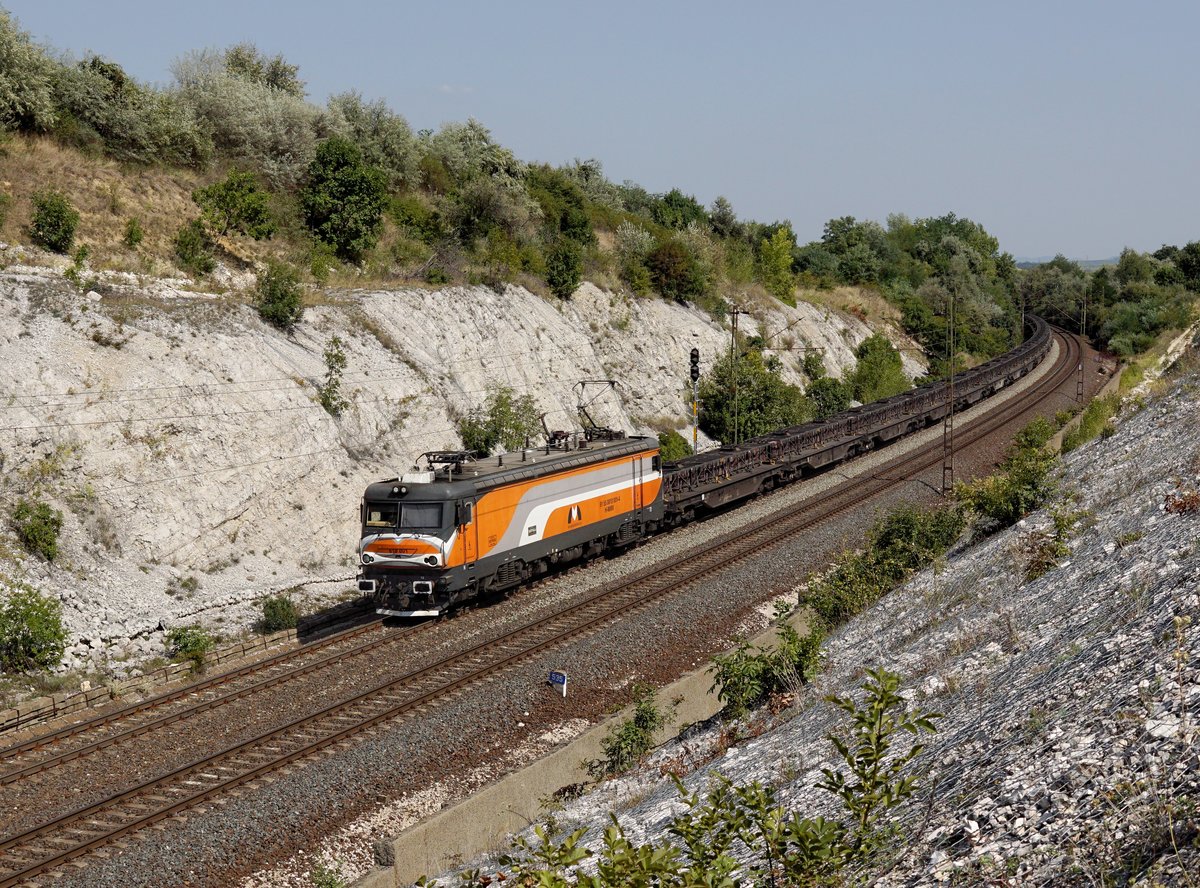 Die 610 001 mit einem Kupferzug am 26.08.2017 unterwegs bei Szár.
