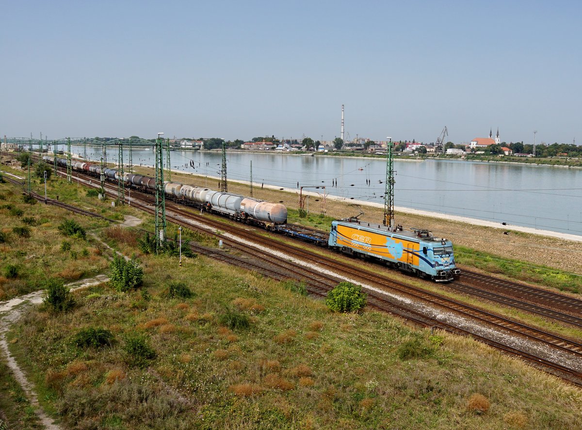 Die 610 101 mit einem Kesselzug am 27.08.2017 bei der Durchfahrt in Komárom.