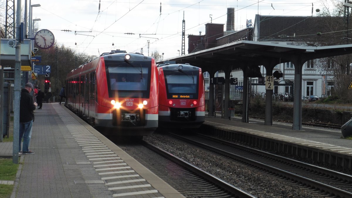 Die 620 527 und 620 014 der DB mit RB 30 (Ahrbrück - Bonn HBF) bei dem Halt in Bonn-Mehlem.

Gruß zurück an den netten TF der beim ganzen Halt die Lichthupe anhatt.

DEN 01.04.2016