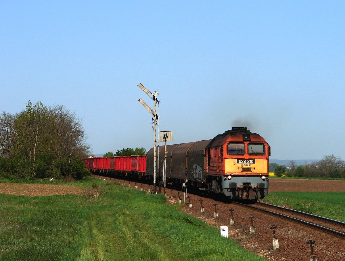 Die 628 210-er Taigatrommel mit einem umleitete Güterzug kurz vor Bf. Börgönd. 
21.04.2018.