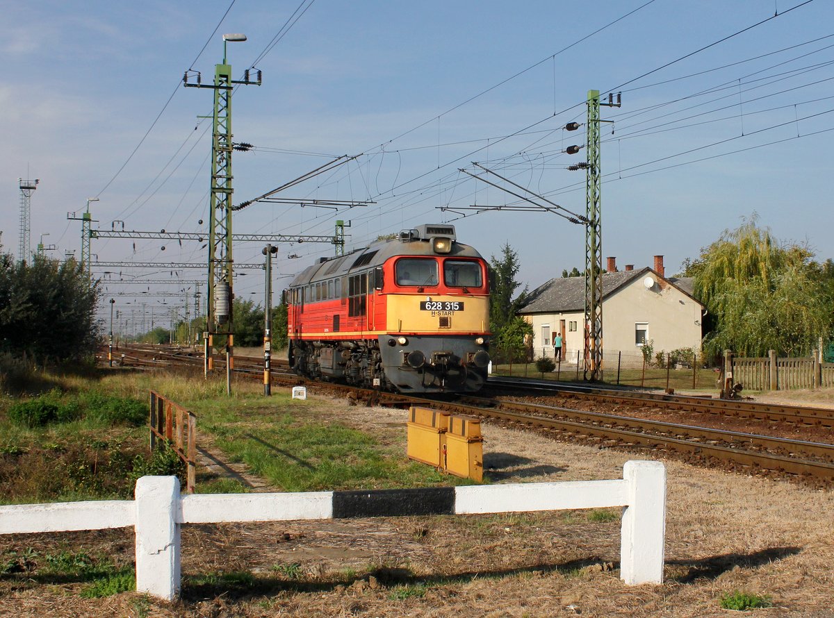 Die 628 315 am 01.10.2016 bei der Ausfahrt aus Boba.