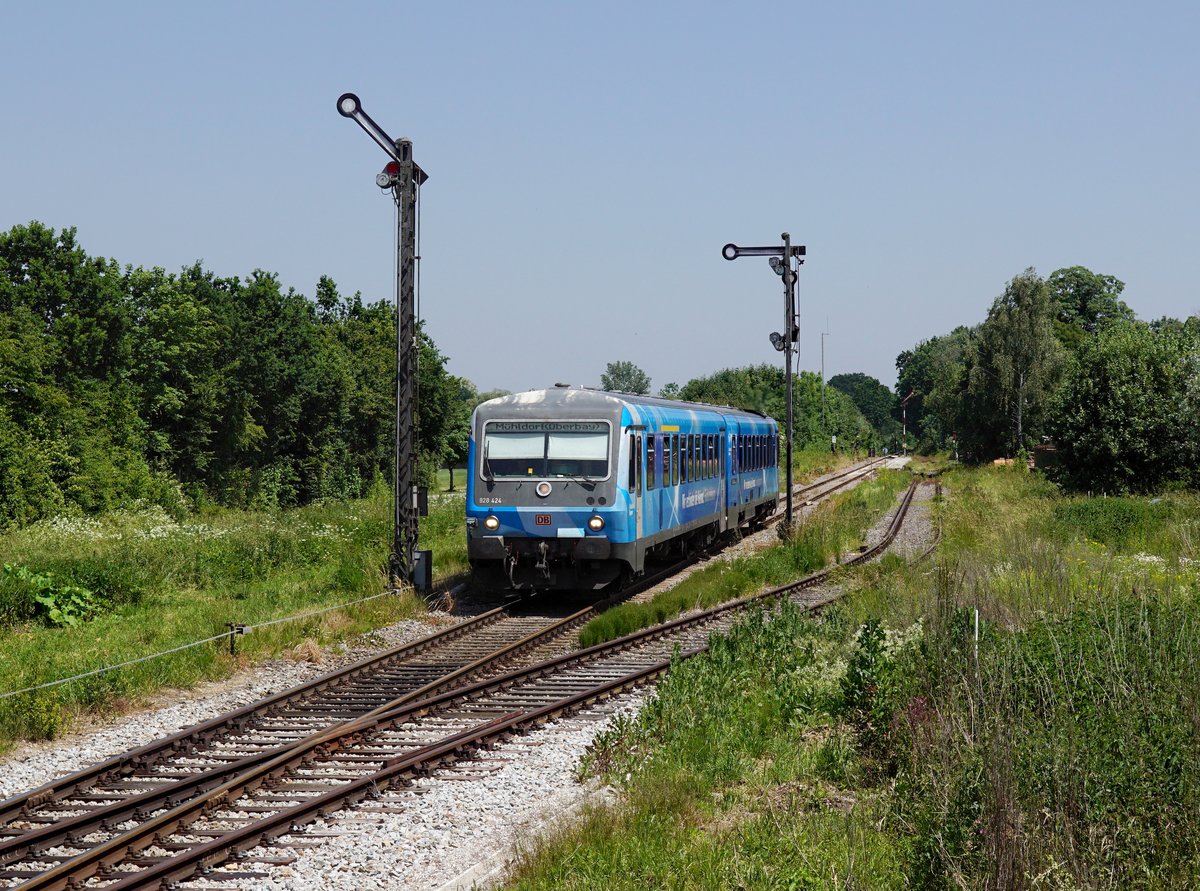 Die 628 424 als RB nach Mühldorf am 07.06.2019 bei der Ausfahrt aus Karpfham.