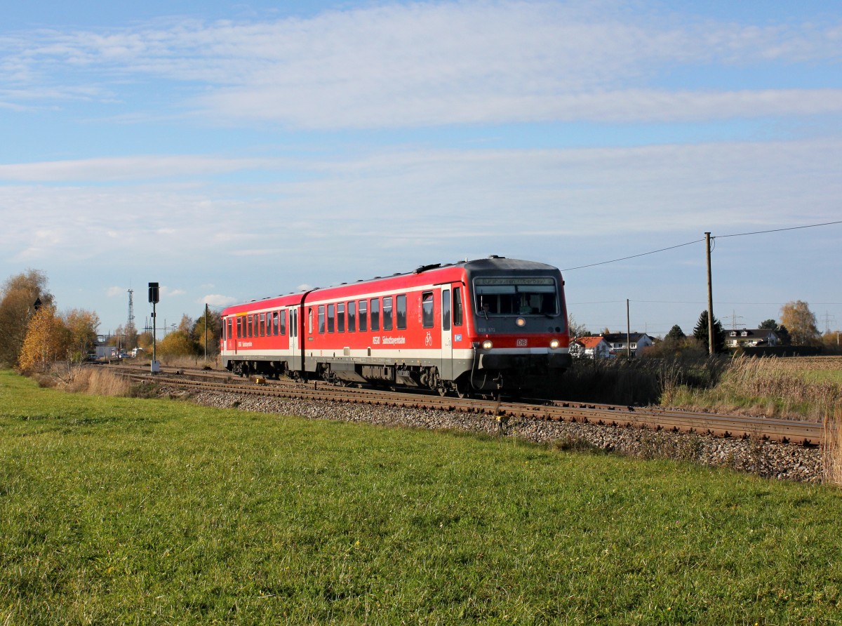 Die 628 572 als RB nach Burghausen am 08.11.2013 bei der Durchfahrt in Pirach.