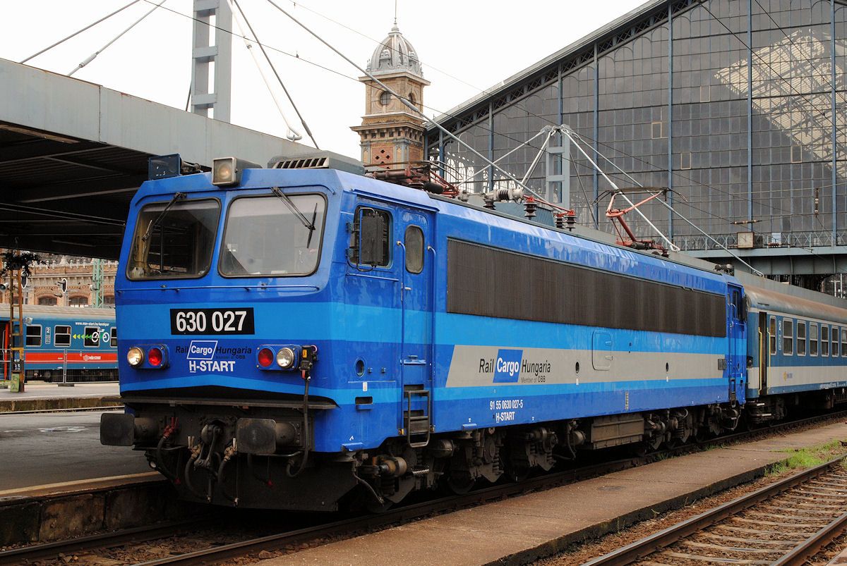 Die 630 027, die als einzige Maschine ihrer Baureihe das Design der Rail Cargo Hungaria trägt, wartet mit einem Schnellzug in Budapest - Nyugati pu. auf die Abfahrt. (14.07.2016)