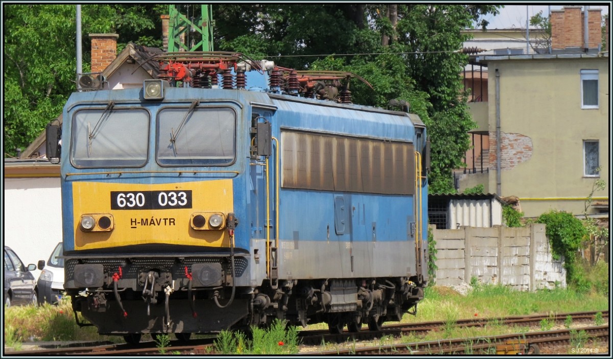 Die 630 033 (V63) der MAV gönnt sich eine Pause am Bahnhof in Komárom am 20.Mai 2014.
