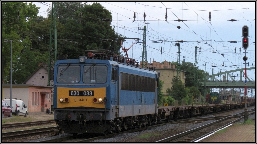 Die 630 033 (V63) der MAV H_Start zieht einen leeren Güterzug durch den Bahnhof von Komárom. Szenario vom Anfang August 2015.