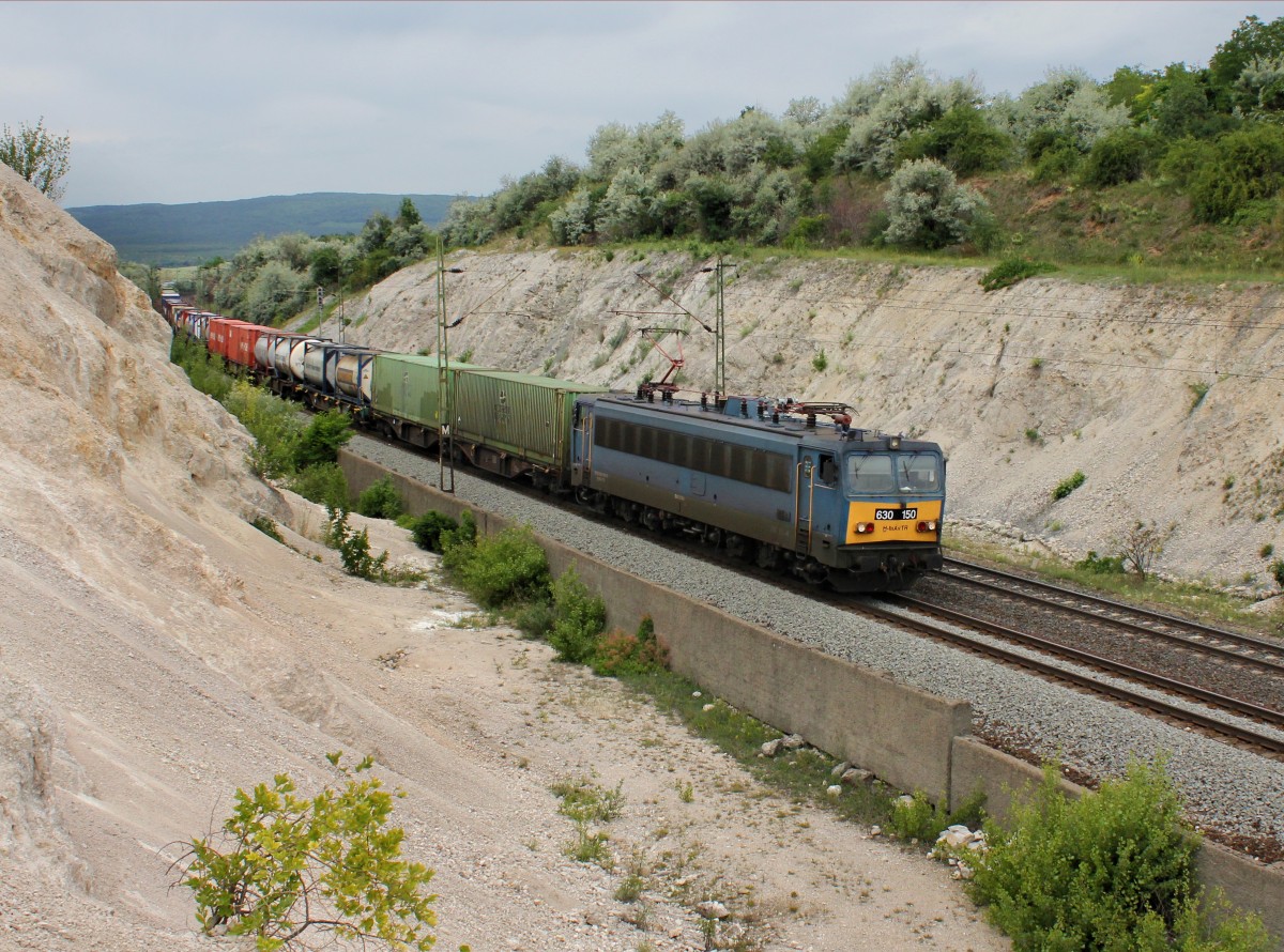 Die 630 150 mit einem Containerzug am 09.06.2012 unterwegs bei Szár.