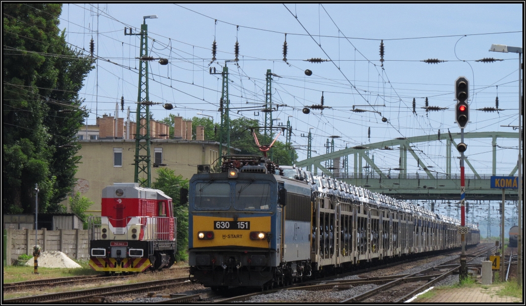 Die 630 151 der MAV ist mit einen Autotransportzug unterwegs nach Hegyeshalom.
Hier zu sehen bei der Durchfahrt am Bahnhof von Komárom Anfang August 2015.