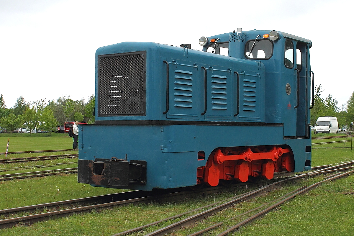 Die 630 mm Feldbahnlok des Ziegeleiparks Mildenberg beim 1. Märkischen Feldbahnfest am 10.05.2015.
Die Diesellok des Typs V 10 C wurde 1971 in Babelsberg unter der Fabriknummer 250.518 gefertigt.
Sie hat eine Leistung von 100 PS.
