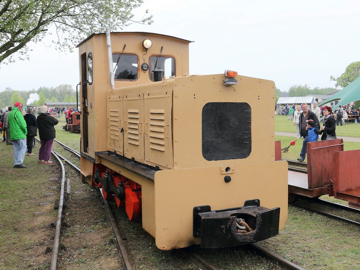 Die 630 mm Feldbahnlokdes Typs Ns 3f des Ziegeleiparks Mildenberg beim 2. Märkischen Feldbahnfest am 13.05.2017. Diese Maschine wurde 1959 im Lokomotivbau „Karl Marx“ (LKM) unter der Fabriknummer 249259 gebaut.