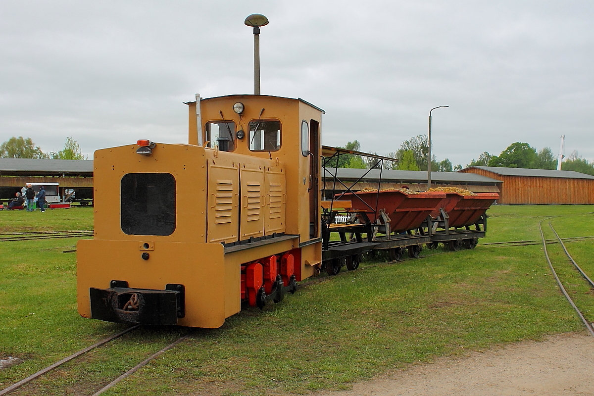 Die 630 mm Feldbahnlokdes Typs Ns 3f des Ziegeleiparks Mildenberg beim 1. Märkischen Feldbahnfest am 10.05.2015.
Die Maschine wurde 1959 im Lokomotivbau „Karl Marx“ (LKM) unter der Fabriknummer 249259 gefertigt.
Weitere Daten: wassergekühlter 4-Zylinder-Dieselmotor, Leistung 60 PS, Gewicht 11 t


