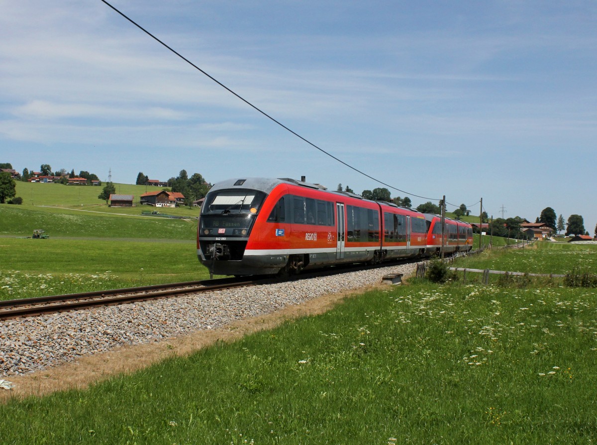 Die 642 093 und der 642 514 als RB nach Füssen am 19.07.2014 unterwegs bei Seeg.