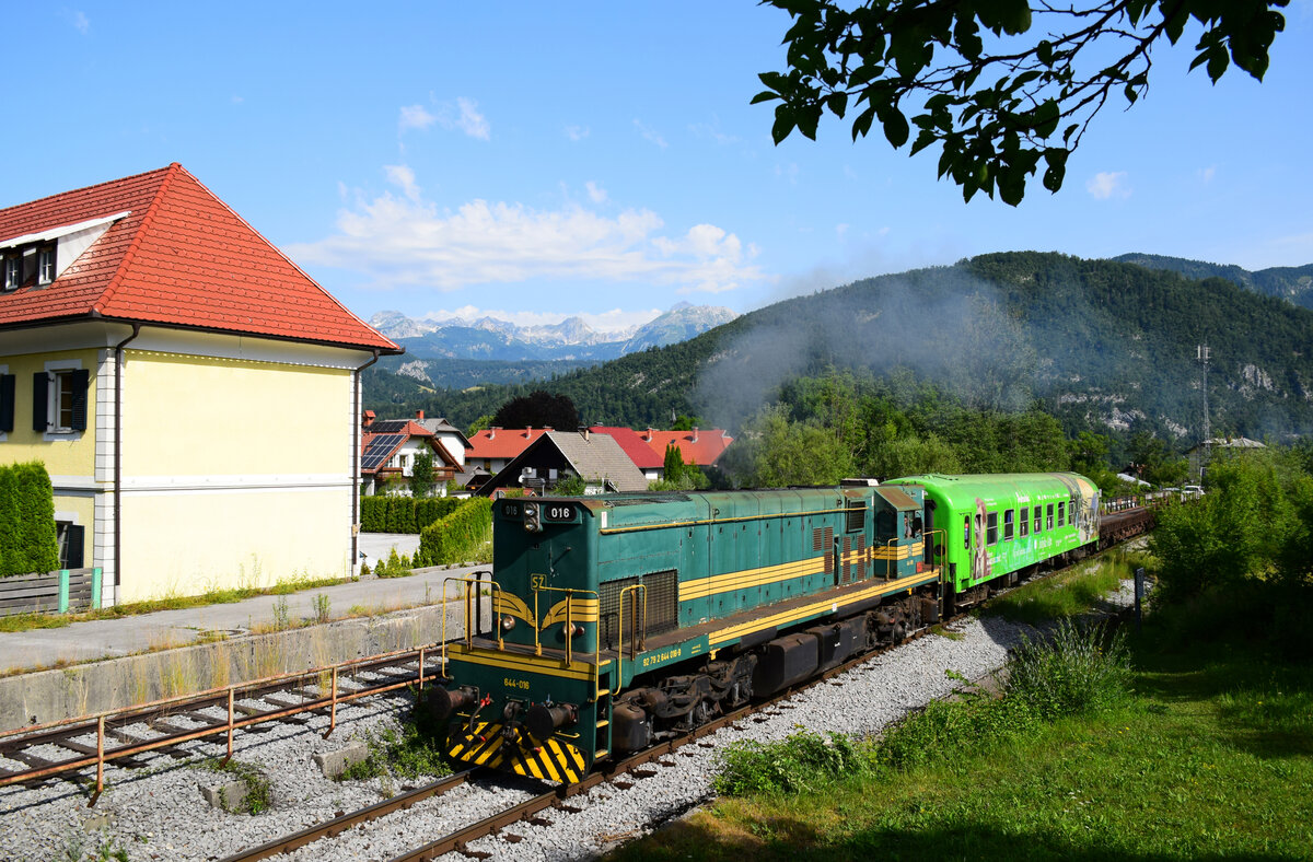 Die 644 016  Spanka  mit dem Avtovlak AVT853 verlässt den Bahnhof Bohinjska Bistrica.
08.07.2021.