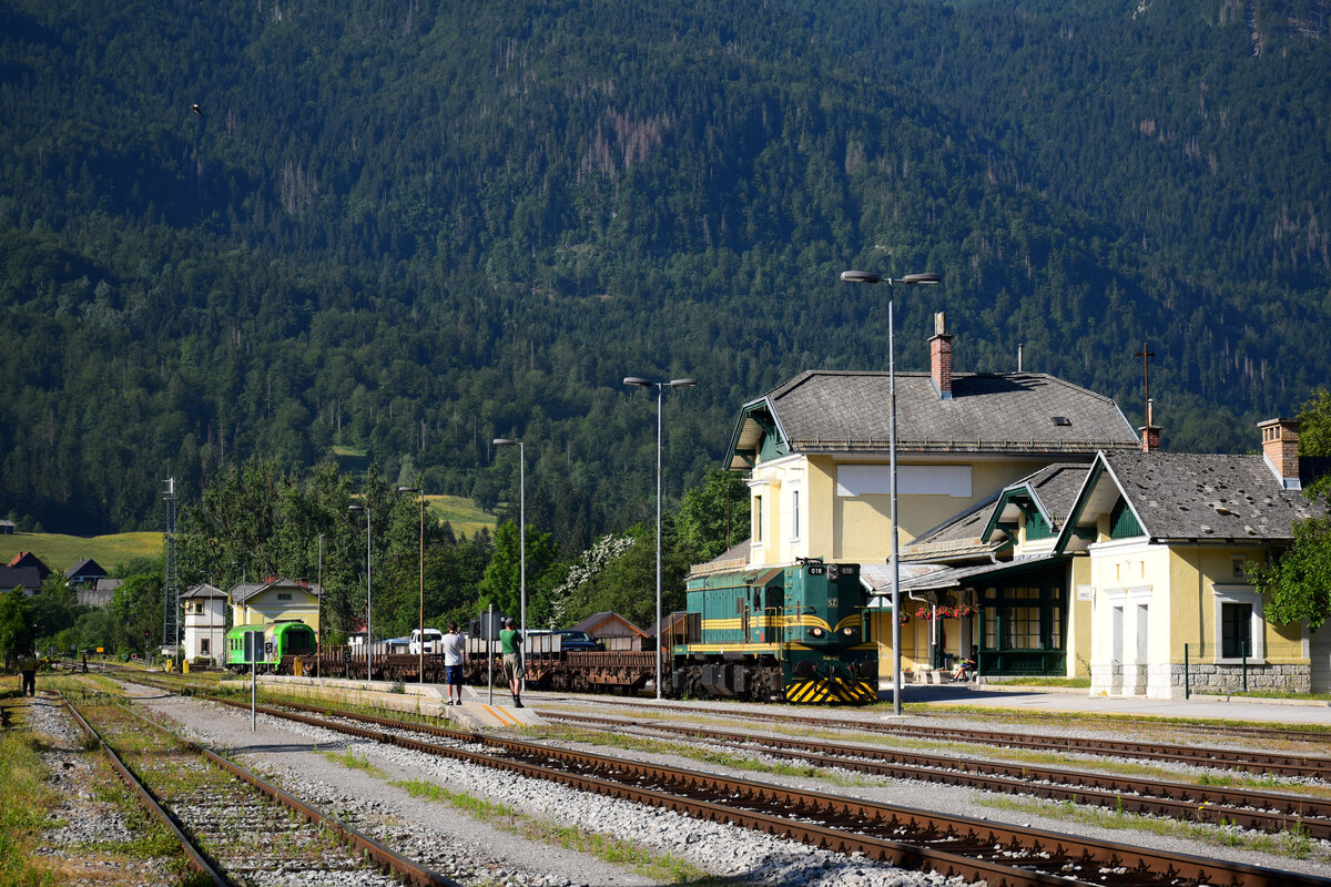 Die 644 016  Spanka  mit dem Zug Avtovlak AVT850 bei der Ankunft in Bahnhof Bohinjska Bistrica.
07.07.2021.