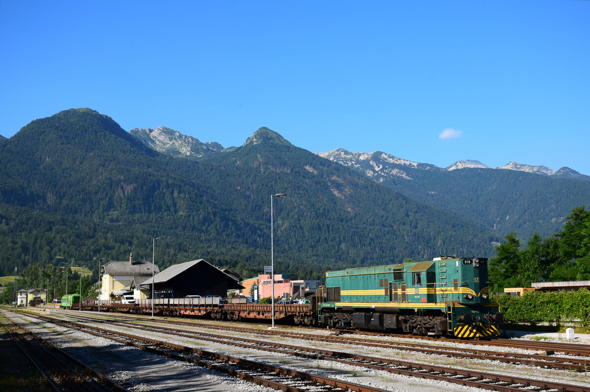 Die 644 016  Spanka  mit dem Zug Avtovlak AVT850 bei der Ankunft in Bahnhof Bohinjska Bistrica.
07.07.2021.