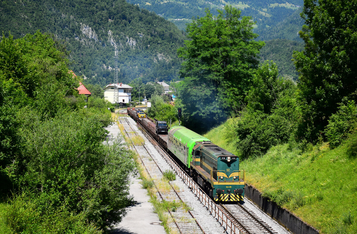 Die 644 016  Spanka  mit dem Avtovlak AVT853 verlässt den Bahnhof Bohinjska Bistrica. Das Bild zeigt den Zug kurz vor die 6339 m lang Bohinj Tunnel.
07.07.2021.