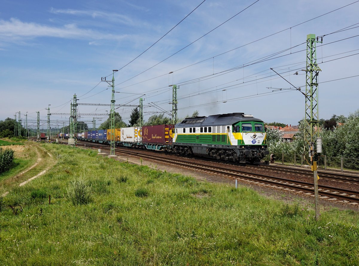 Die 648 001 mit einem Containerzug am  02.08.2020 bei der Durchfahrt in Zalaszentiván.