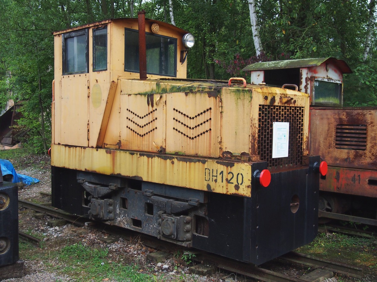 Die 650 mm Schmalspurlokomotive DH120 - SONP Kladno (Baujahre 1985)in der Skansen Solvay Steinbrüche Sv. Jan pod Skalou am 12.7.2013.