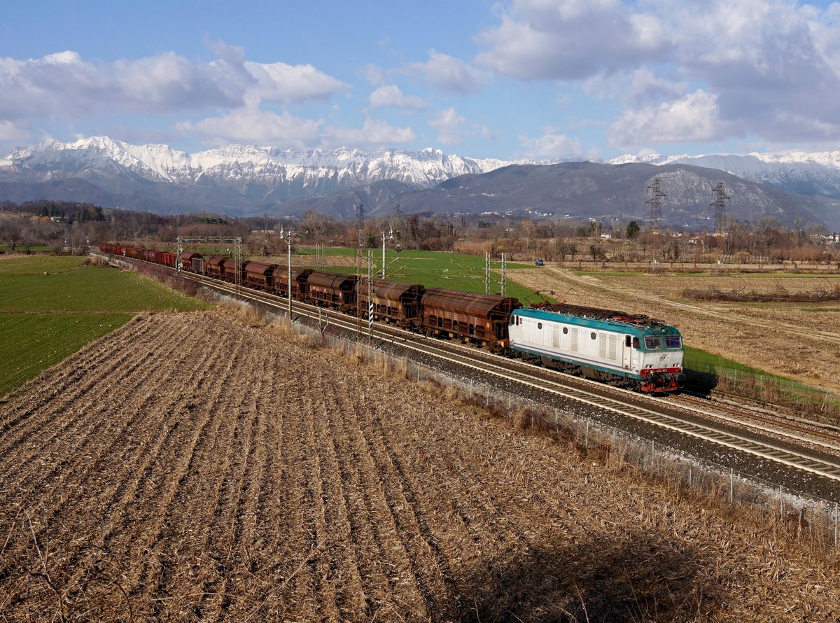 Die 652 022 mit einem Güterzug am 10.02.2018 unterwegs bei Tricesimo San Pelagio.
