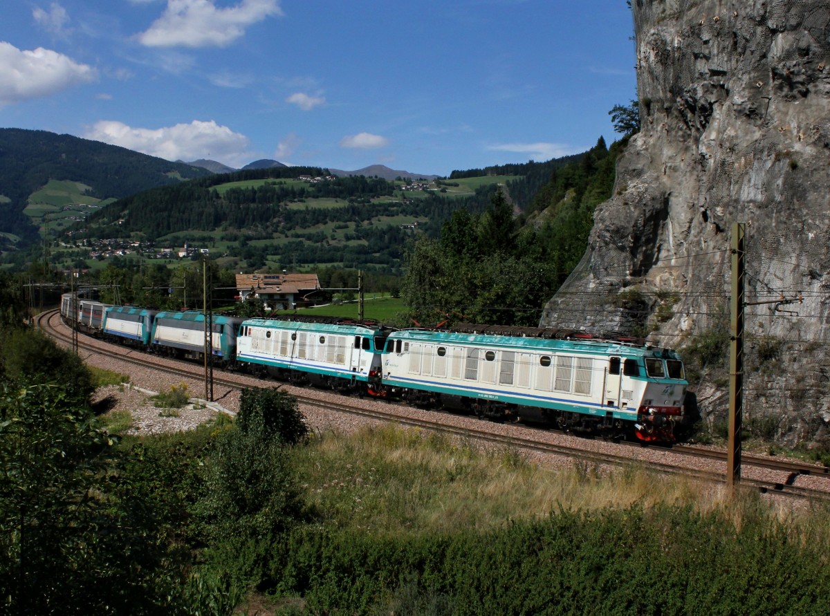 Die 652 092 und drei weitere Loks mit einem KLV-Zug am 31.08.2013 unterwegs bei Sterzing.