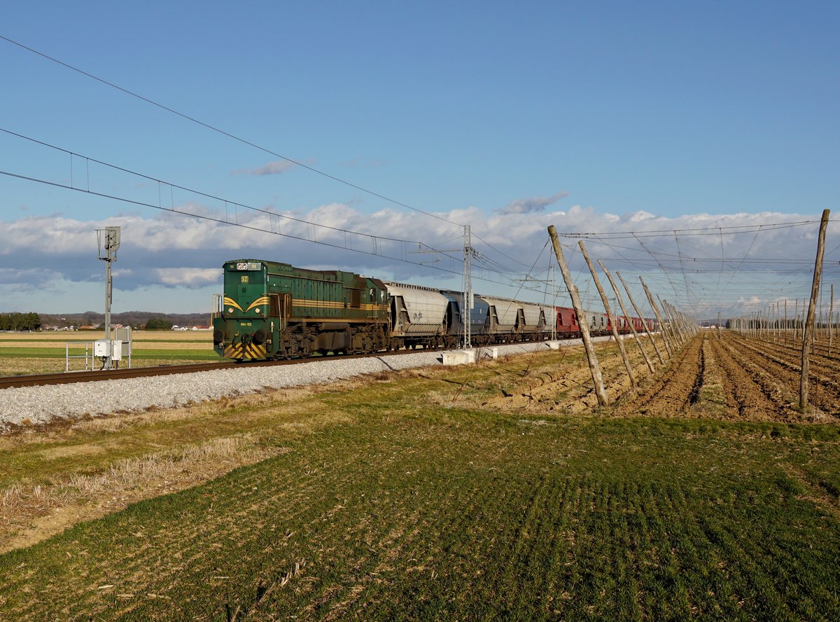 Die 664 102 mit einem Getreidezug am 28.02.2020 unterwegs bei Dornava.