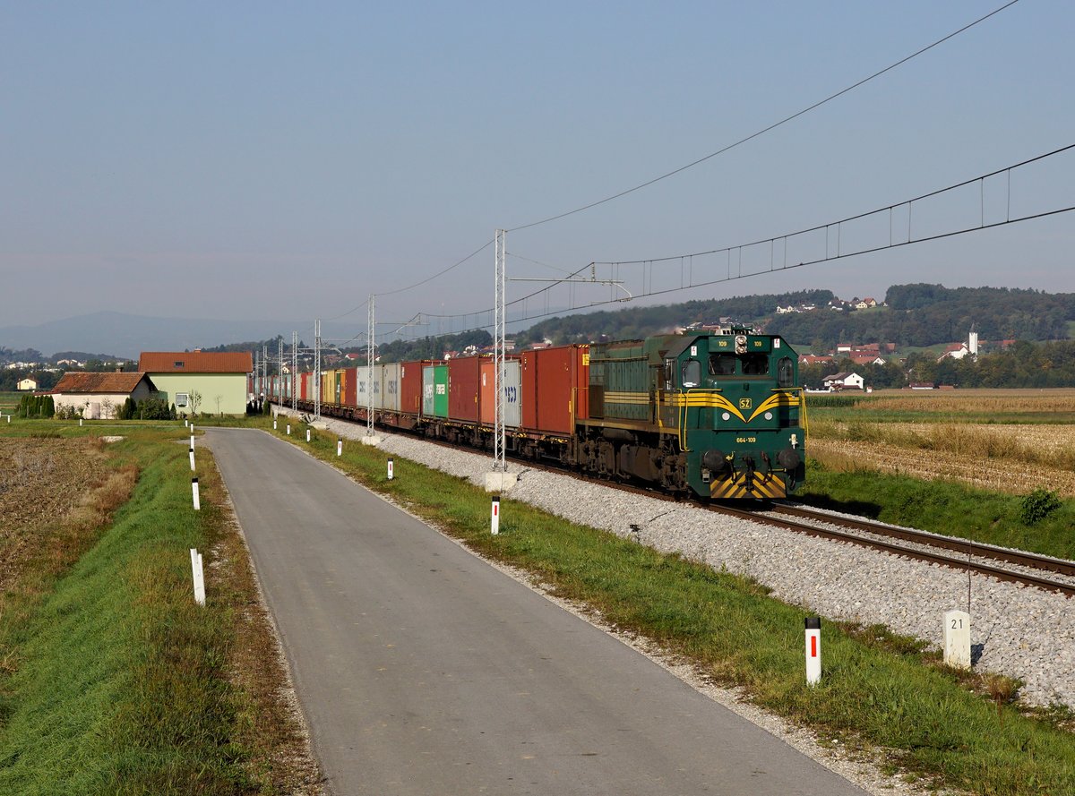 Die 664 109 mit einem Containerzug am 30.09.2017 unterwegs bei Podvinci.