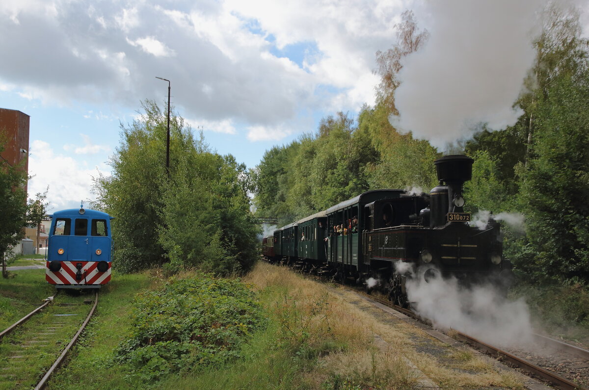 Die 701 im Anschluss des Kaolinwerkes in Bozicany und abfahrt des Dampfsonderzuges zwischen Nova Role und Chodov mit der 310 072 als Schublok. Aufgenommen am 05.09.2026 zum 145-j�hrigem Streckenjubil�um. 