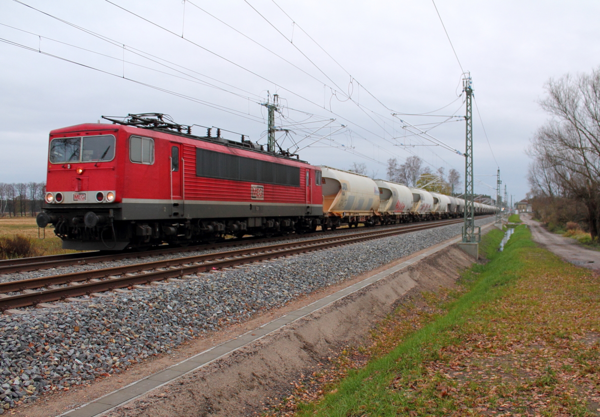 Die 701 der MEG mit Kalksilowagen bei der Durchfahrt in Nassenheide am 23.11.2013.

NVR-Nr.: 91 80 6155 124-1 D-MEG
Hersteller: LEW 
Baujahr: 1980
Fabriknummer: 16715