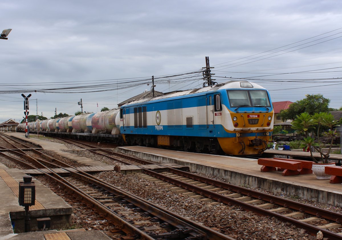 Die 70107 des Unternehmens TPIPL durchfhrt am 9. August 2017 mit vielen Kesselwagen den Bahnhof Ayutthaya.