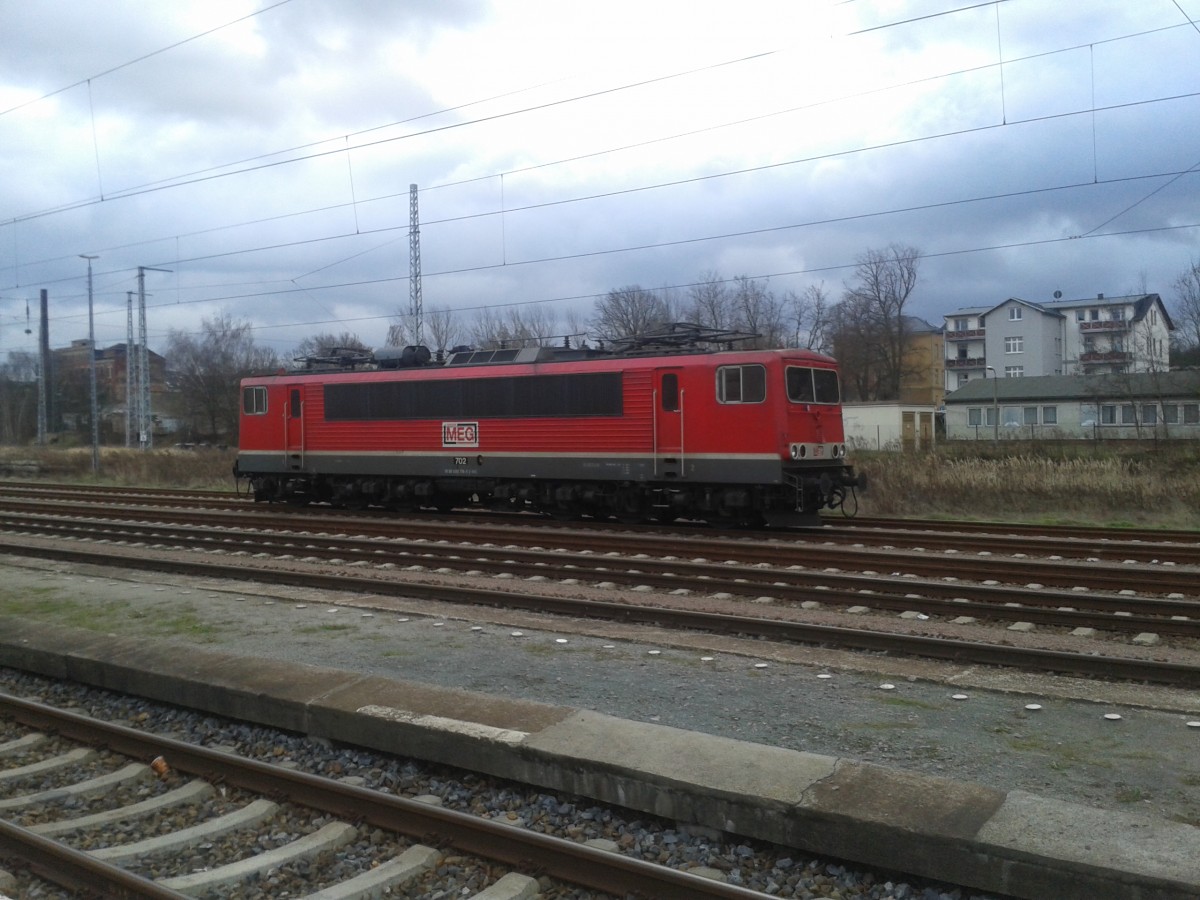 Die 702 der MEG (BR 155)steht am 06.12.2013  im Hbf Döbeln und wartet auf die Kesselwagen aus Rhäsa!