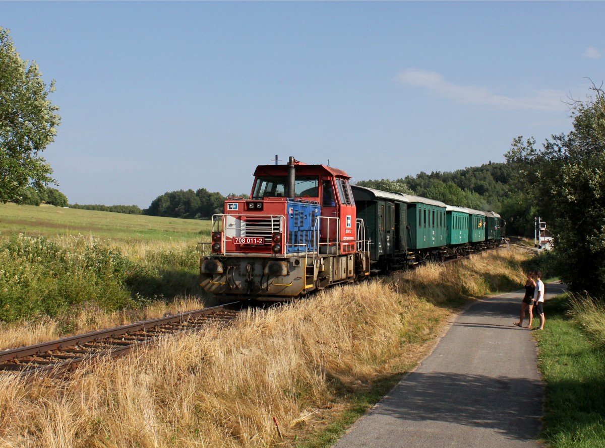 Die 708 011 mit einem Sonderzug am 18.07.2015 unterwegs bei Horní Planá.
