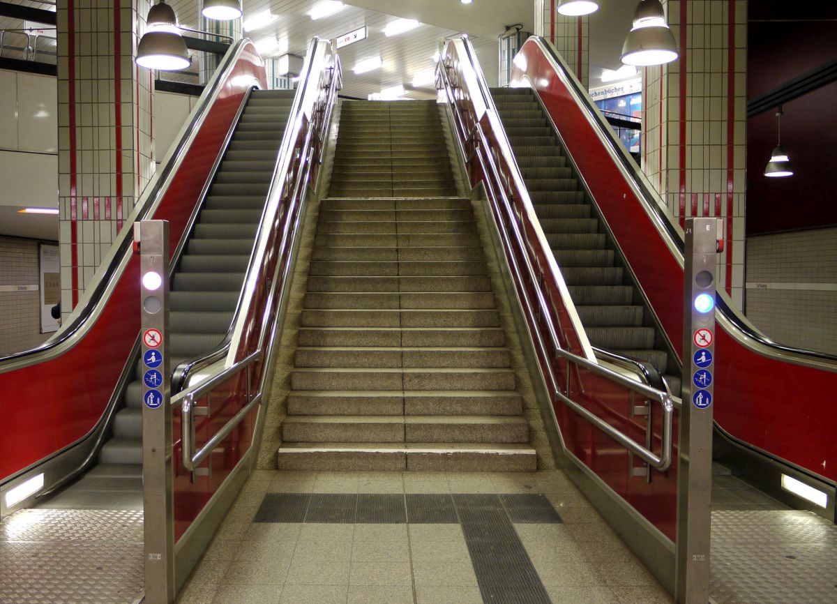 Die 70er Jahre lassen grüßen: (Roll)Treppenanlage im Hamburger U-Bahnhof  Schlump . 9.3.2014