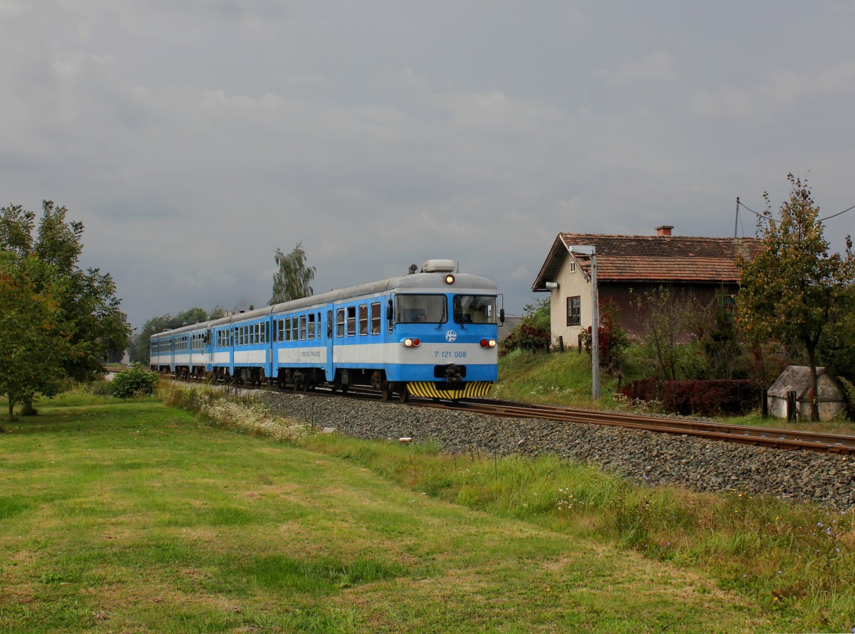 Die 7121 008 und der 7121 005 als Pu nach Kotoriba am 06.10.2015 unterwegs bei  Mala Subotica.