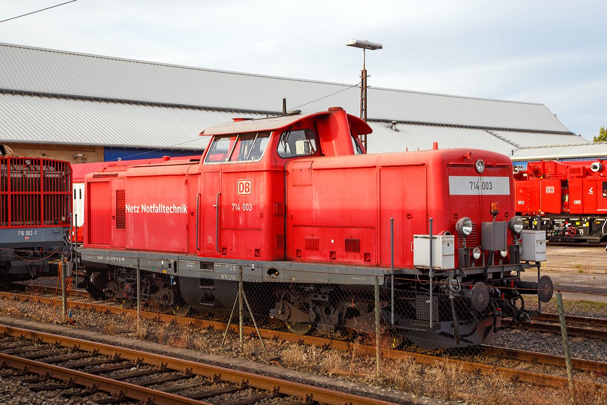 Die 714 003-1 (eigentlich laut NVR-Nummer 92 80 1212 235-6 D-DB) der DB Netz Notfalltechnik, ex DB 714 235-9, ex DB 214 235-4, ex DB 212 235-6, ex DB V 100 22357, ist am 05.10.2015 beim DB Werk Fulda abgestellt und konnte vom Bahnsteig fotografiert werden. 

Es ist eine Lokomotive für einen Rettungszug (RTZ) bzw. Tunnelrettungszug auch Tunnelhilfszug (TuHi). Die V 100.20 wurde 1965 bei MaK in Kiel unter der Fabriknummer 1000282 gebaut und als V 100 2235 an die Deutsche Bundesbahn ausgeliefert. Umzeichnung in 212 277-8 erfolgte 1968, der Umbau zur Rettungszuglok und die Umzeichnung in DB 214 235-4 erfolgte 1991, Umzeichnung in DB 714 235-9 erfolgte 1994 und dann 1996 in 714 003-1. Sie trägt aber die NVR-Nummer 92 80 1 212 235-6 D-DB.

Diese umgebauten Loks sind wende- und doppeltraktionsfähig und unter anderem mit Video- und Wärmebildkameras, Fern- und Breitenscheinwerfern, gelben Rundumkennleuchten und Tunnelfunk (800-MHz-Band) ausgerüstet. Mit den technischen Sichthilfen soll der Zug auch bei Sichtbehinderungen durch Rauch und Nebel gezielt gesteuert werden können.

Die Dieselloks an jedem Zugende behielten zunächst ihre Nummer als Baureihe 212 und wurden dann nicht zuletzt wegen ihrer umfangreichen Sonderausstattung ab 01.01.89 als separate Baureihe 214 geführt. Schließlich wurden sie mit Wirkung vom 31.10.94 entsprechend dem Status des gesamten Zuges als Bahndienstfahrzeuge eingestuft und erhielten die Baureihenbezeichnung 714. Auch als Baureihe 714 liefen sie zunächst mit ihrer ursprünglichen Ordnungsnummer, die sie bereits als Baureihe 212 trugen. Erst ab dem 01.08.96 wurden sie dann fortlaufend nummeriert. 

Insgesamt sind 15 Loks vorhanden (drei Reserveloks). Dadurch wird gewährleistet, dass auch bei erforderlichen Untersuchungen einzelner Loks immer alle Rettungszüge einsatzbereit sind. Dieser turnusmäßige Wechsel führt allerdings auch dazu, dass an den Zügen immer wieder andere Loks zu finden sind.

Ab Jahr sollen neue Rettungszüge (Neubauzüge) kommen und sollen die Altbauzüge nach und nach ablösen. Dafür sollen diese V 100 der BR 714 wieder umgebaut werden.
