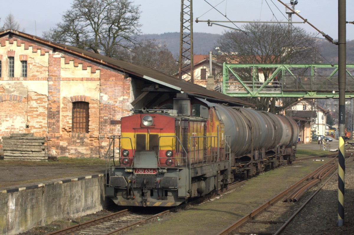 Die 730 634 - 3 steht mit kurzem Kesselzug abfahrbereit in Usti nad Labem Strekov, 07.03.2015, 11:08 Uhr 