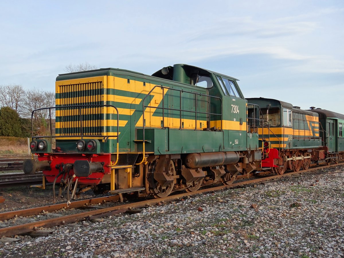 Die 7304 (Bj. 1965) und 8319 (Bj. 1956) im Bf. Mariembourg, 06-02-2016