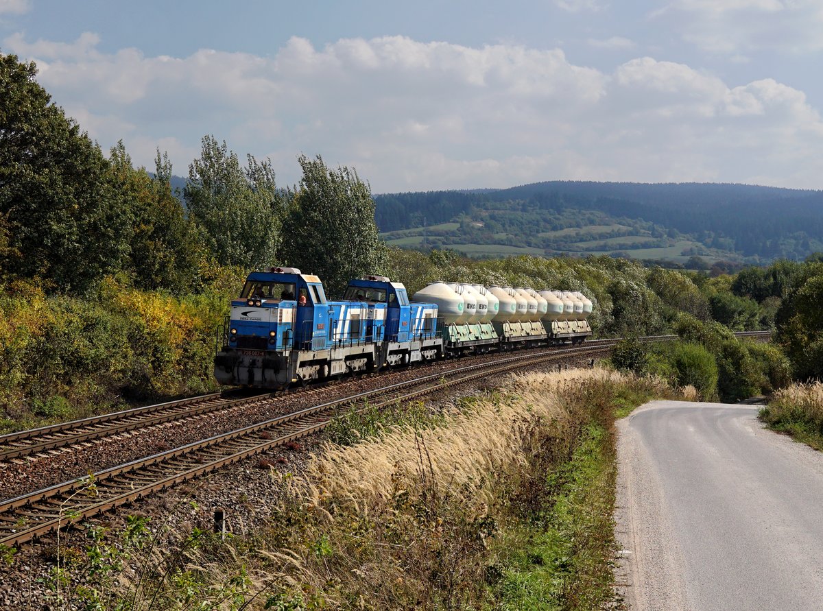 Die 736 007 und die 736 013 mit einem Silozug am 21.09.2018 unterwegs bei Horná Štubňa.