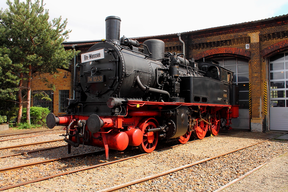 Die 74 1230 präsentiert sich als Stadtbahnlokomotive am 23.04.2017 beim Frühlingsfest im Bw Schöneweide.
Am Wochenende (23. und 24.09.2017) findet das 14. Eisenbahnfest im Bw Schöneweide statt.
