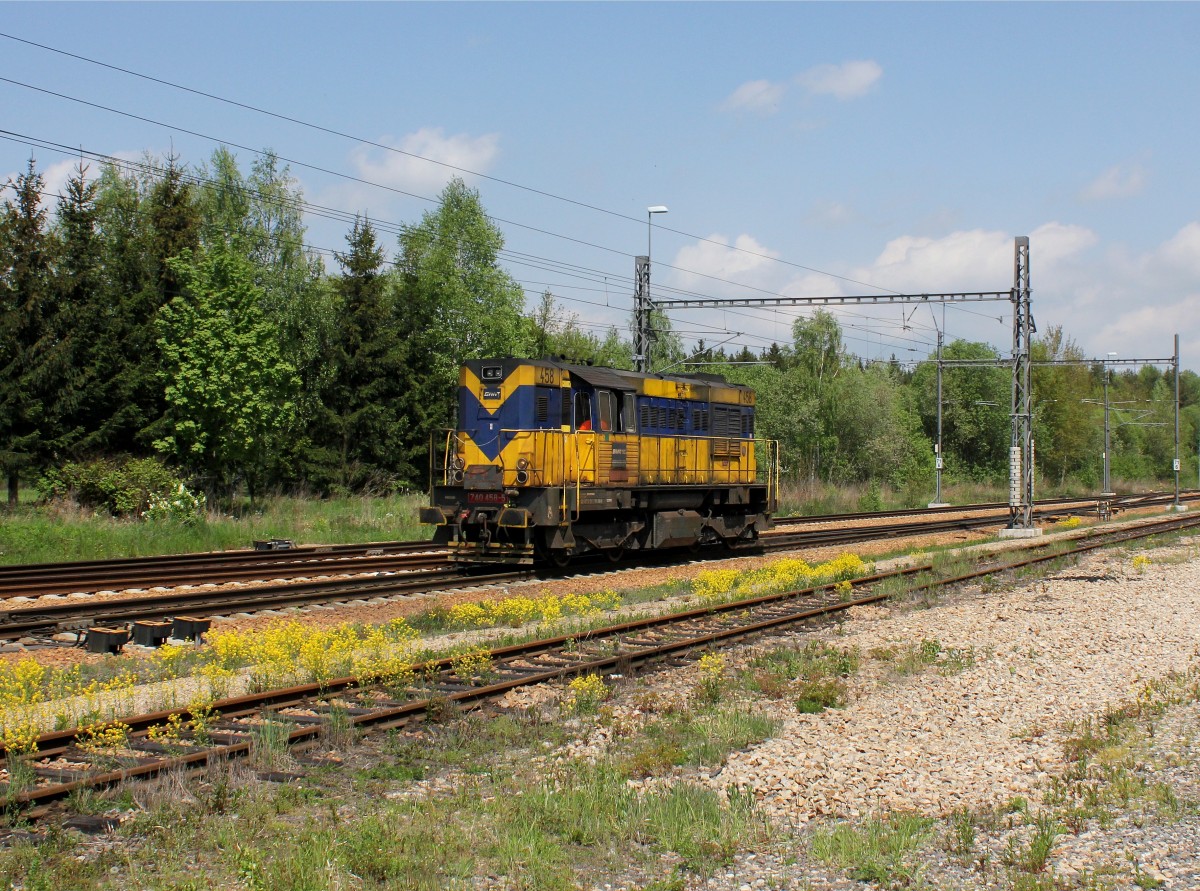 Die 740 458 bei einer Rangierfahrt am 14.05.2015 in Kařízek.
