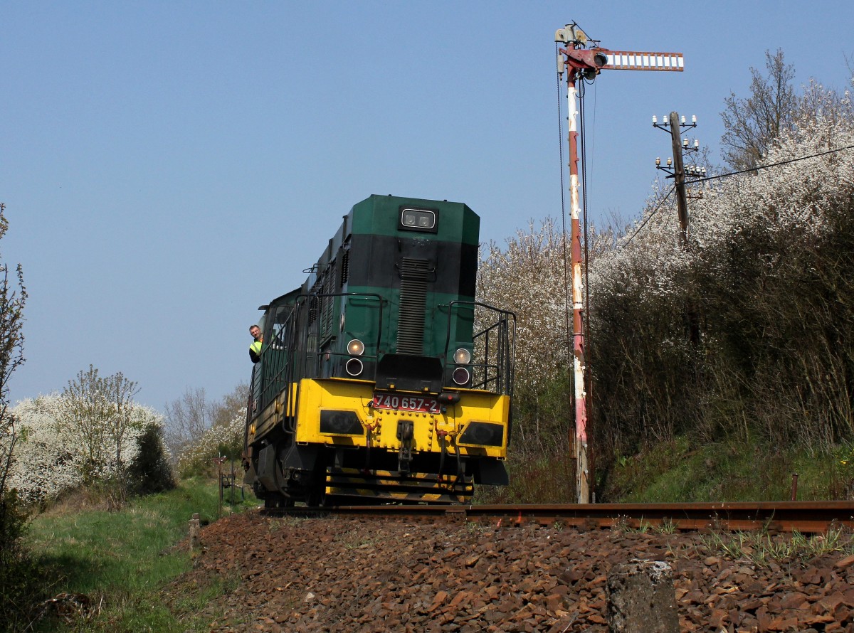 Die 740 657 mit einem Schwellenzug am 24.04.2015 unterwegs bei Nýrsko.