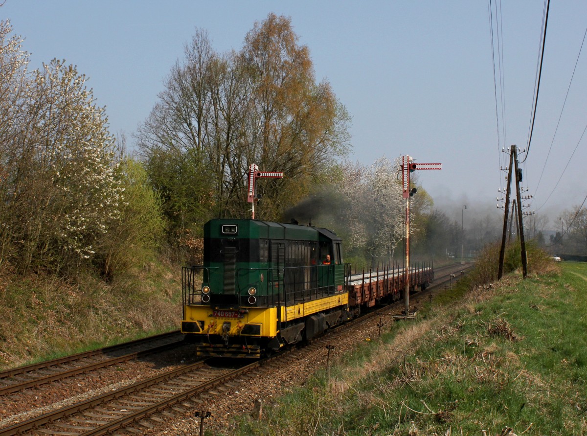 Die 740 657 mit einem Schwellenzug am 24.04.2015 unterwegs bei Janovice.