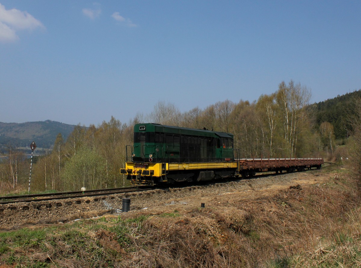 Die 740 657 mit einem Schwellenzug am 24.04.2015 unterwegs bei Zelená Lhota.