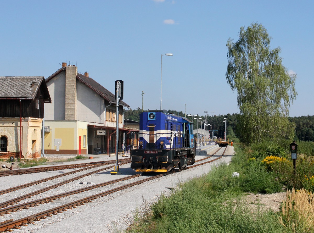 Die 740 874 bei einer Rangierfahrt am 31.08.2015 in Křemže.