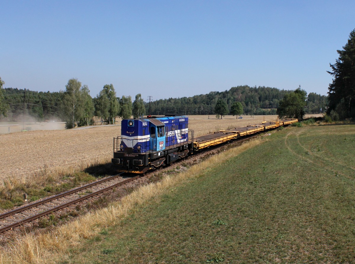 Die 740 874 mit einem Güterzug am 31.08.2015 unterwegs bei Třísov.