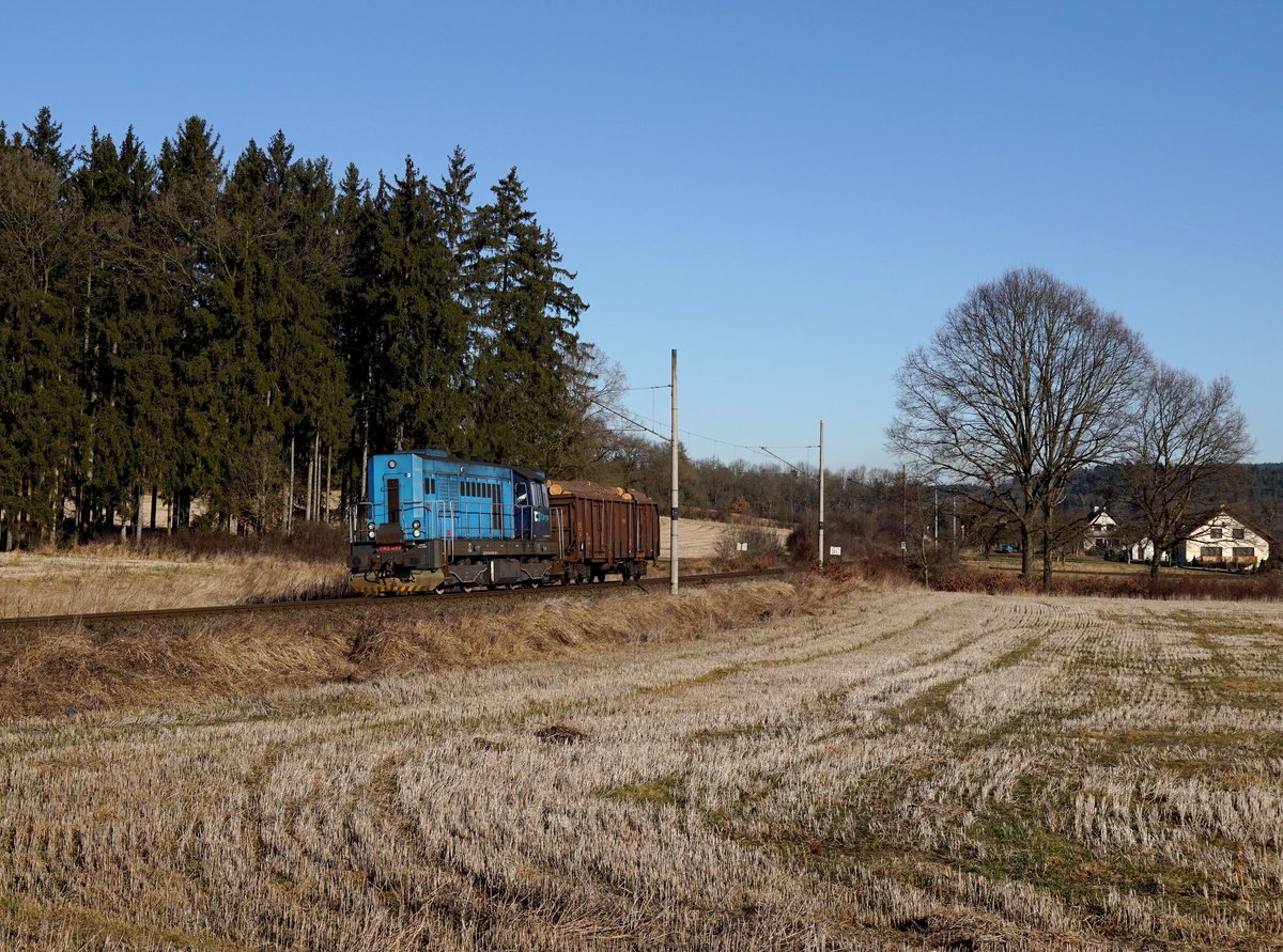 Die 742 033 mit einem Holzzug am 27.02.2017 unterwegs bei Točník.