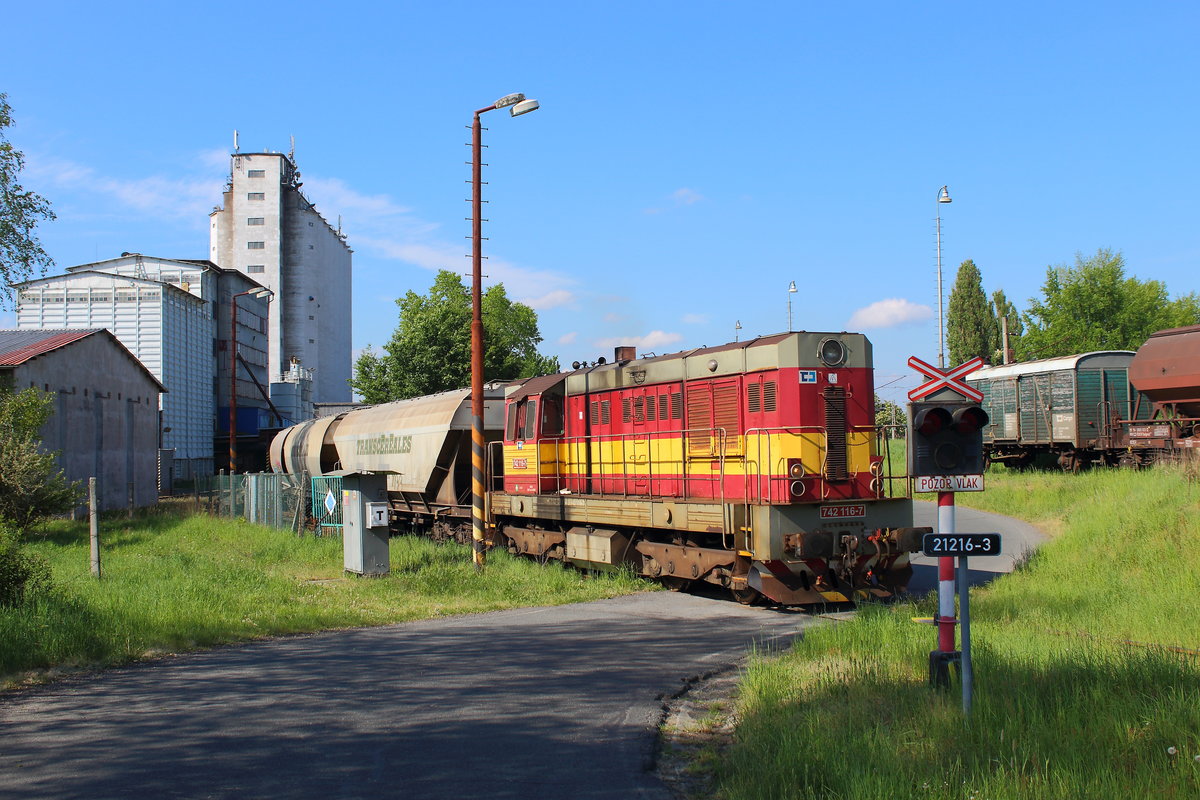 Die 742 116 fährt Silowagen aus dem Anschluss eines Getreidewerkes in Nebanice. Aufgenommen Morgens des 09.05.2018 